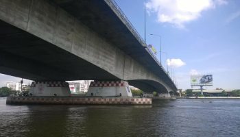 Продолжаются поиски человека, который спрыгнул с моста Рамы VII