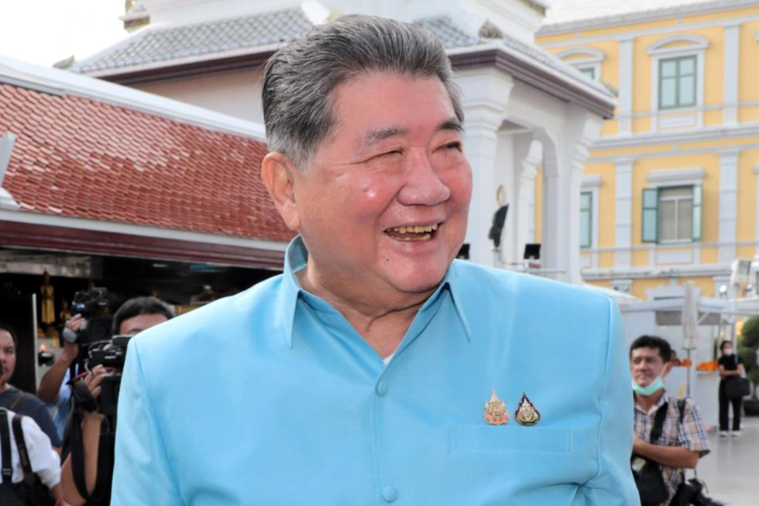 Пхумтам клянется, что правительство "будет сотрудничать с вооруженными силами"