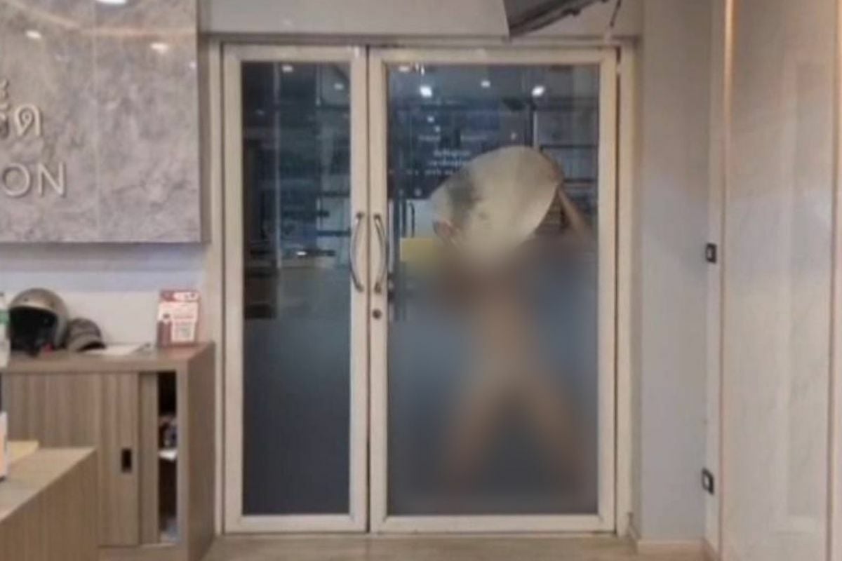 Пьяный бельгиец танцует голышом и испражняется в полицейском участке