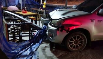 Пьяный водитель врезался на пикапе в магазин лапши в Чаченгсао