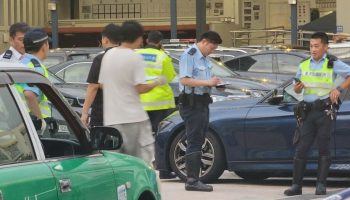 Пьяный угонщик такси в Гонконге врезался в полицейский участок