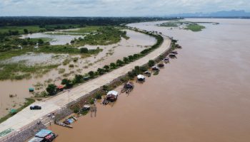 Река Меконг в Накхонпханом поднимается более чем на 10 метров