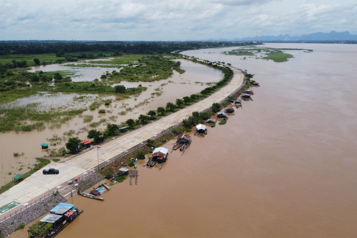 Река Меконг в Накхонпханом поднимается более чем на 10 метров