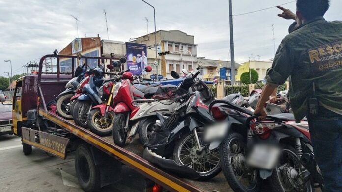 Седан Honda врезался в припаркованные мотоциклы в Супханбури