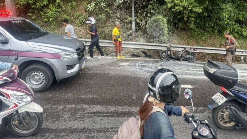 Скутер сгорел в результате аварии на холме в Патонге