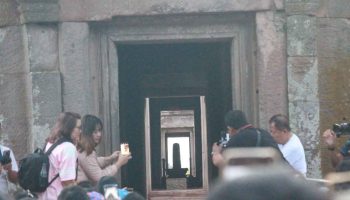 Тайфун заслонил захватывающий восход солнца в храме на северо-востоке Таиланда