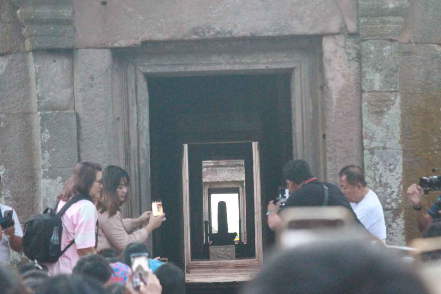 Тайфун заслонил захватывающий восход солнца в храме на северо-востоке Таиланда