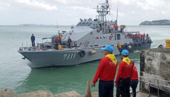 Туристов доставили с Рачи на Пхукет военным катером