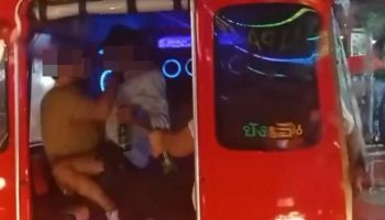 Туристы Пхукета участвуют в зажигательном уличном шоу на тук-туках