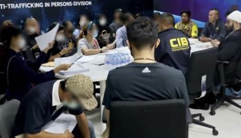 Фальшивый врач обманывает тайцев фиктивными турами в Великобританию и предложениями о работе