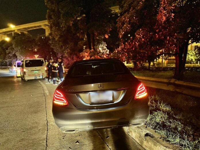 Mercedes-Benz разбился на скоростной автомагистрали Рам-Интра, водитель скрылся