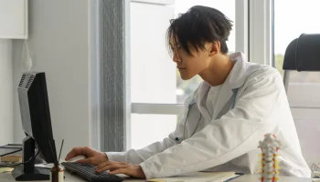 10 повседневных привычек, которые втайне старят вас