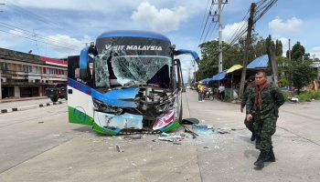 17 человек пострадали при столкновении туристического автобуса с грузовиком