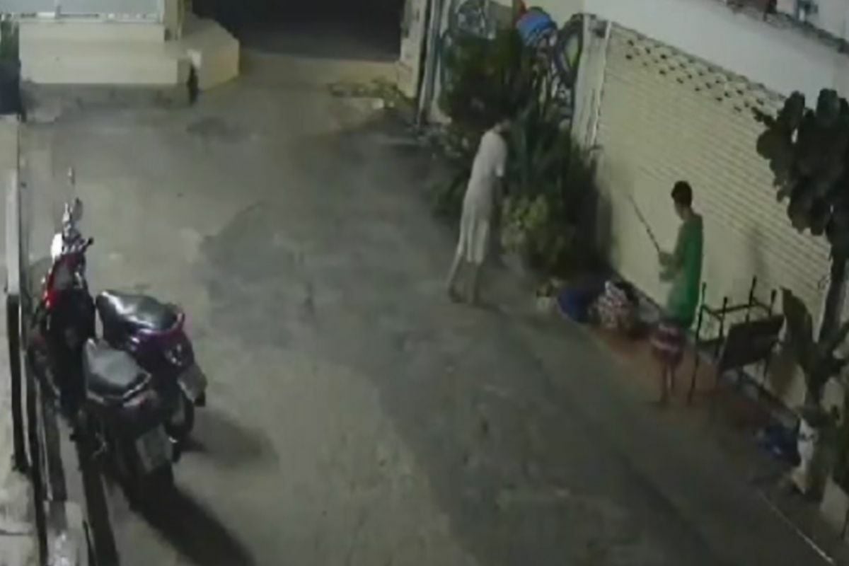 2 тайских подростка сдались после жестокого нападения на бездомного в Исаане (видео)