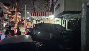 Австралийский водитель врезался в аптеку Нонг Прю после того, как выпил