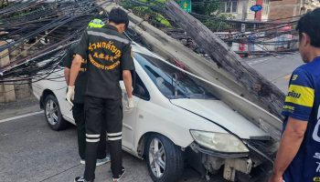 Автомобильная авария опрокинула 10 столбов электропередач в Бангкоке