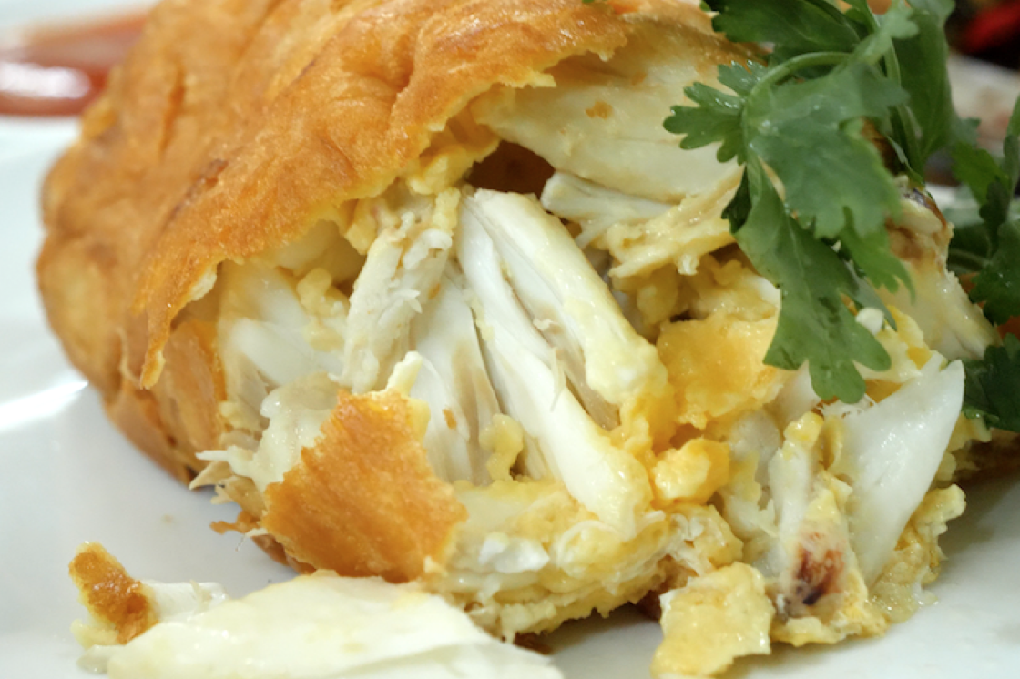 Аппетитная Джей Фай: тайский шеф-повар, отмеченный Мишленом, вешает свой фартук (видео)