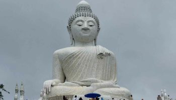 Большому Будде Пхукета предъявлено обвинение в посягательстве после смертоносного оползня