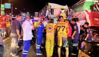 В результате столкновения нескольких автомобилей у туристического автобуса отказали тормоза, 38 человек получили травмы