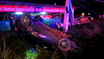 Водитель, выброшенный из машины, погиб, врезавшись в столб электропередачи