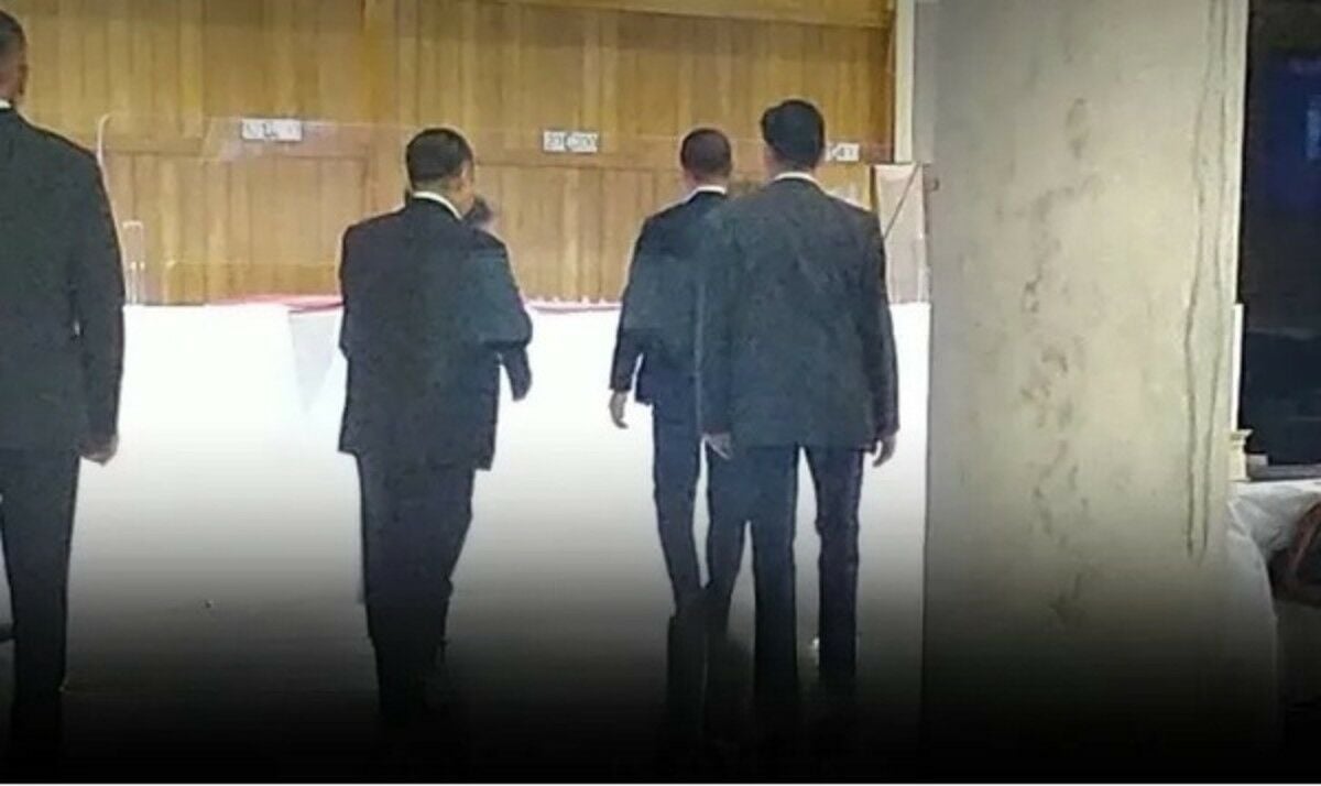 Где Правит? Генерал снова сбежал из парламента