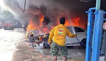 Геймер с ножом превратился в поджигателя, поджигает машины и нападает на полицейского в Бангкоке