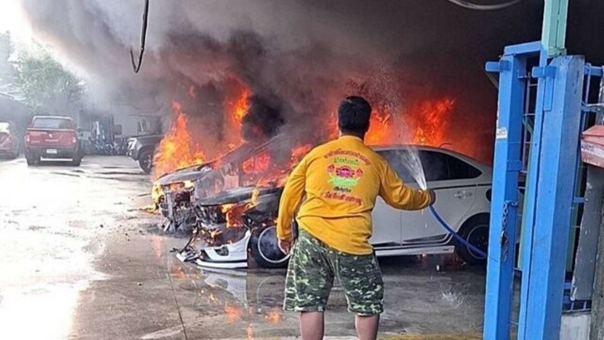 Геймер с ножом превратился в поджигателя, поджигает машины и нападает на полицейского в Бангкоке