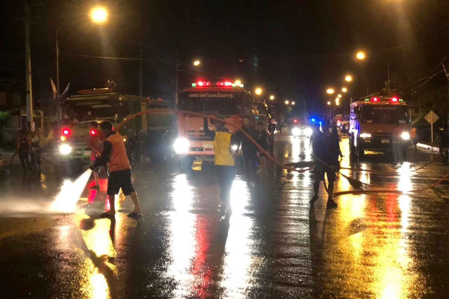 Застрявшие туристы спасены от внезапного наводнения в таиландской провинции Утайтхани