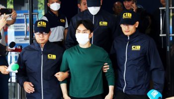 Значок подозреваемого поджаривается на гриле