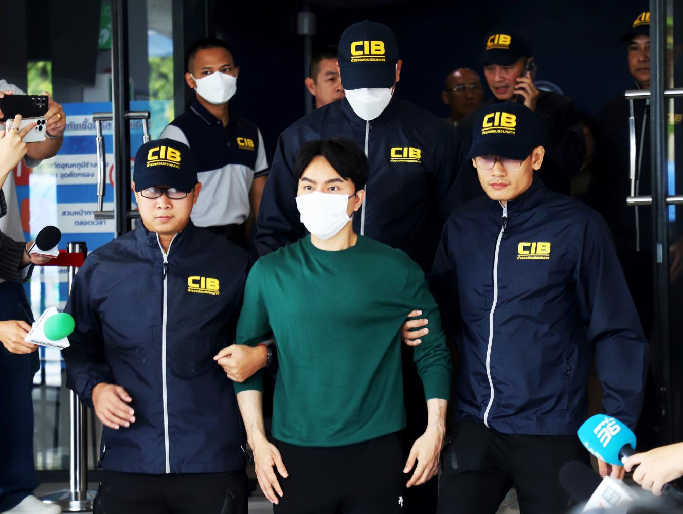 Значок подозреваемого поджаривается на гриле