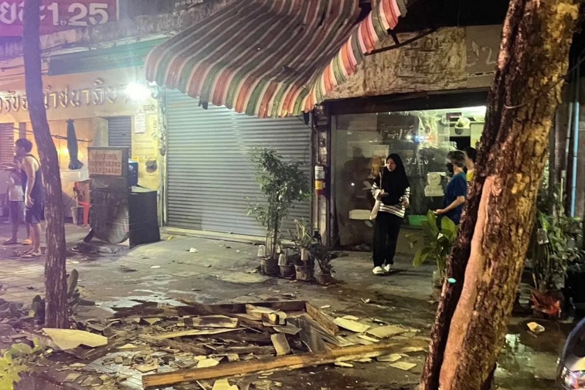 Мужчина в Таиланде серьезно пострадал после обрушения балкона на бангкокской дороге