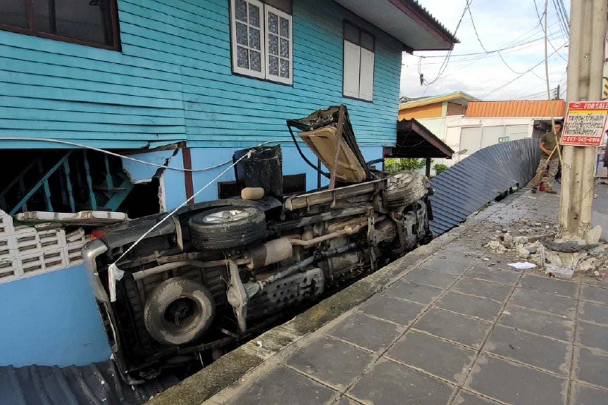 Мужчина из Таиланда погиб, потеряв сознание за рулем, жена получила ранения