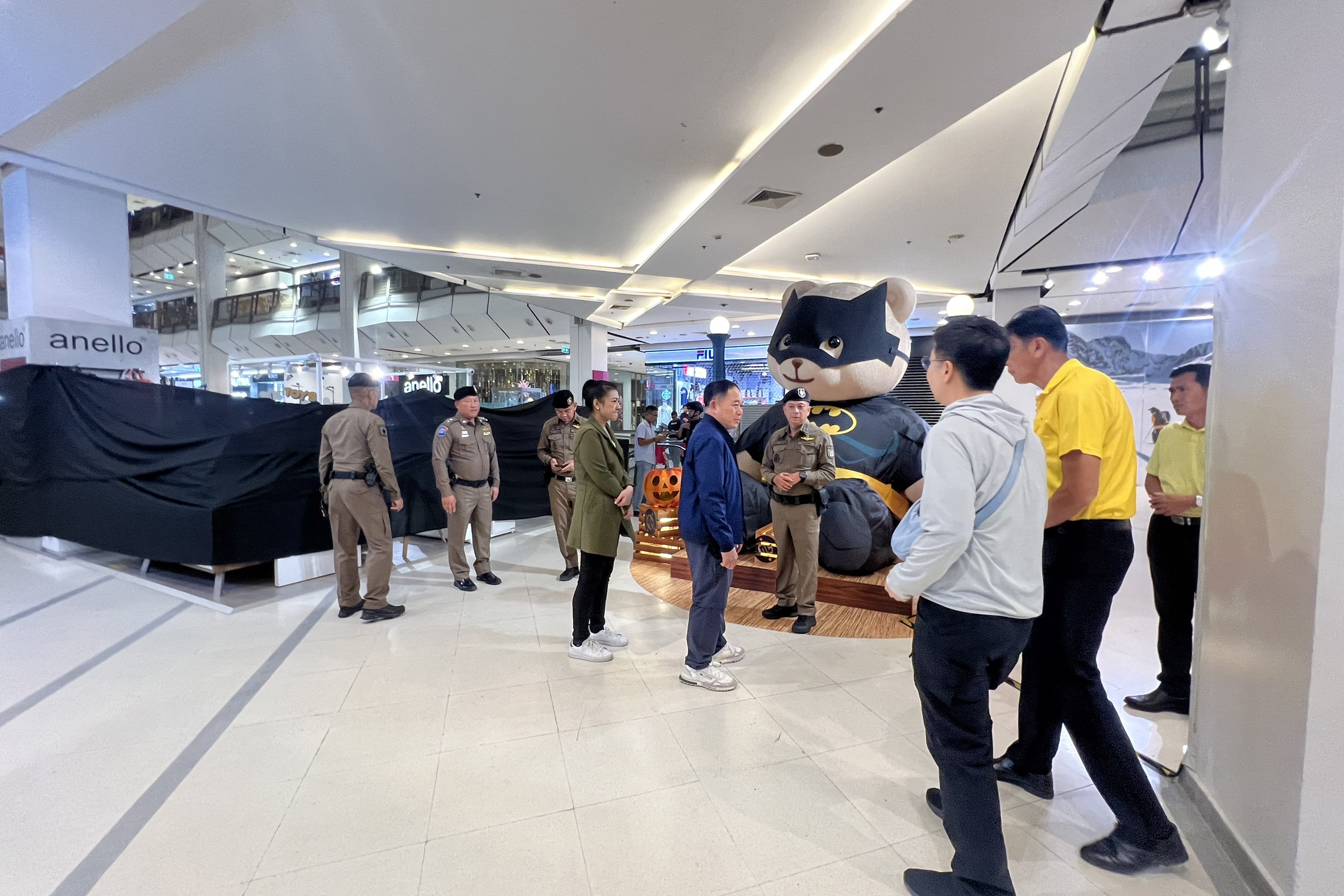 Мужчина разыскивается за стрельбу с угрозами в торговом центре Khon Kaen mall