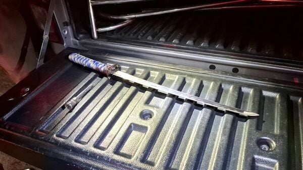 Мужчина штурмует общежитие, нападает с мечом на бывшую жену