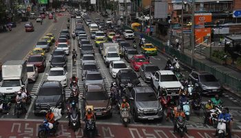 Народная партия выступает против правительственного плана взимания платы за пробки в Бангкоке
