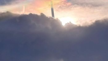 Небо - это предел: таинственный столб "облаков" над Убонратчатани