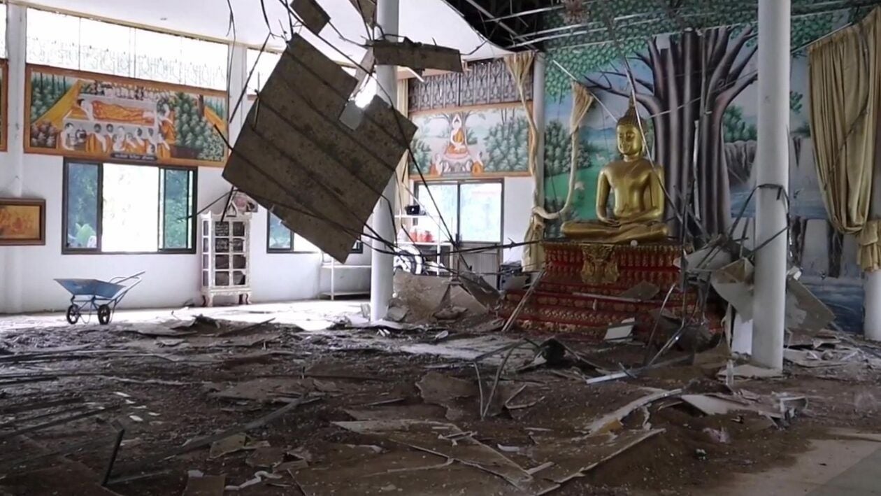 Обрушение потолка в храме Ват Па На Дон повергло монахов в шок