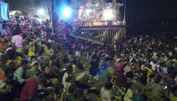 Огненные шары Нага освещают реку Меконг в зрелище Нонг Кхай