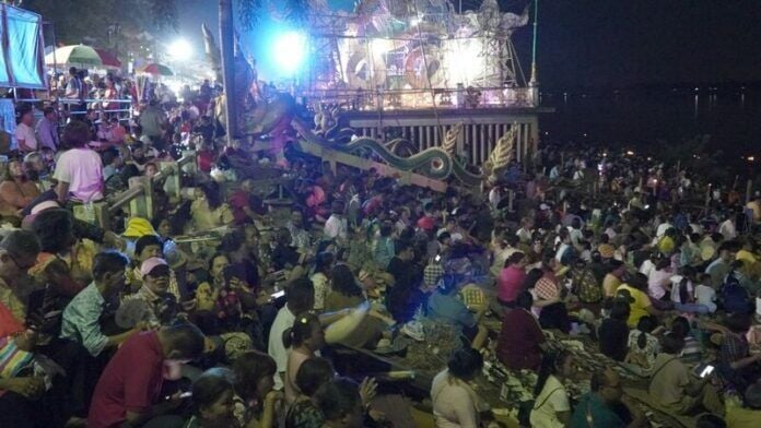 Огненные шары Нага освещают реку Меконг в зрелище Нонг Кхай