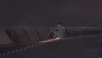 Подглядывающий Том-наркоман совершает "опасное" падение во время побега с крыши