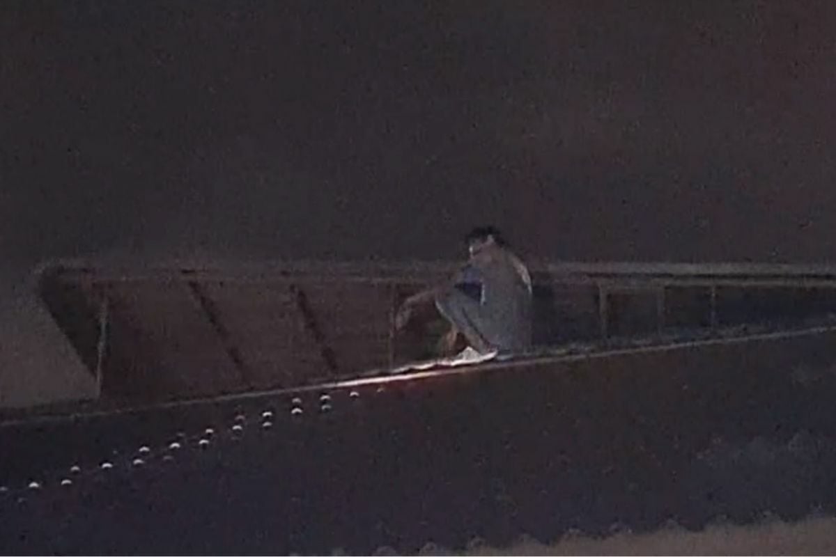 Подглядывающий Том-наркоман совершает "опасное" падение во время побега с крыши