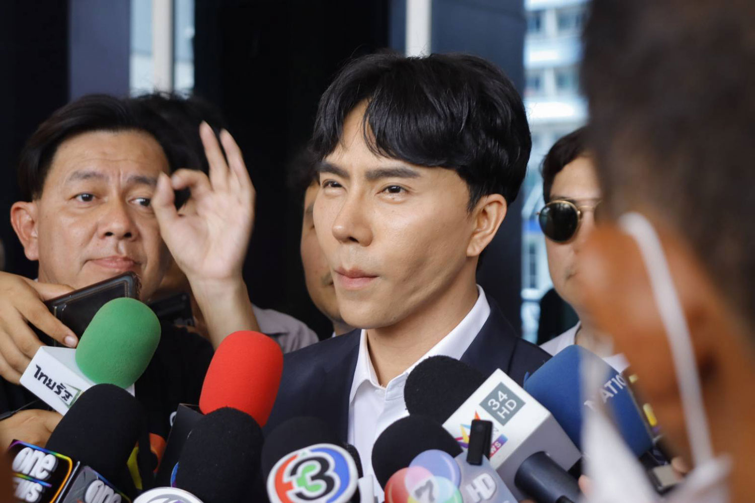 Полицейский допрос генерального директора iCon, знаменитостей