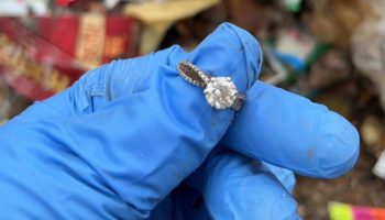 Потерянное кольцо с бриллиантом нашли на свалке после 30-часовых поисков