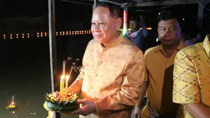 Потрясающий лодочный фестиваль в Кхонкэне привлекает толпы туристов на реку Фонг