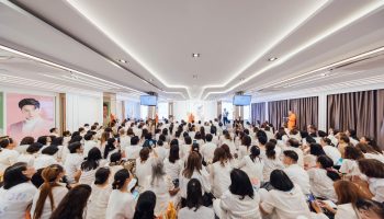 Правительство, члены палаты представителей уклоняются от проповеди группы икон знаменитого монаха