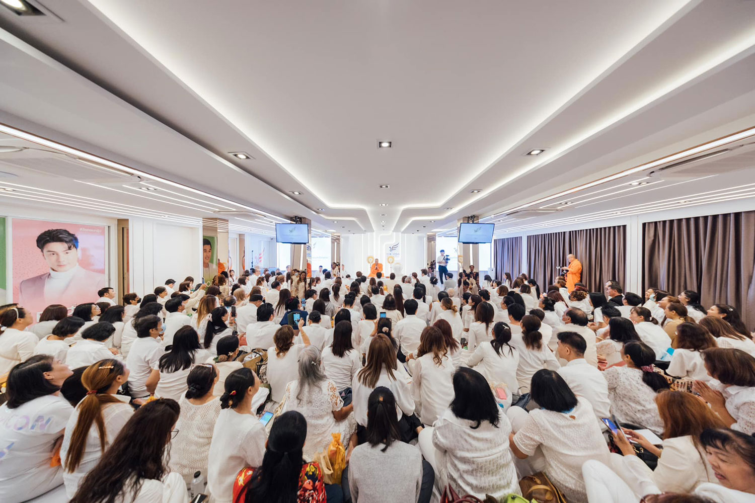 Правительство, члены палаты представителей уклоняются от проповеди группы икон знаменитого монаха