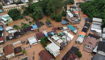 Пробираясь сквозь грязь и наводнения на севере Таиланда