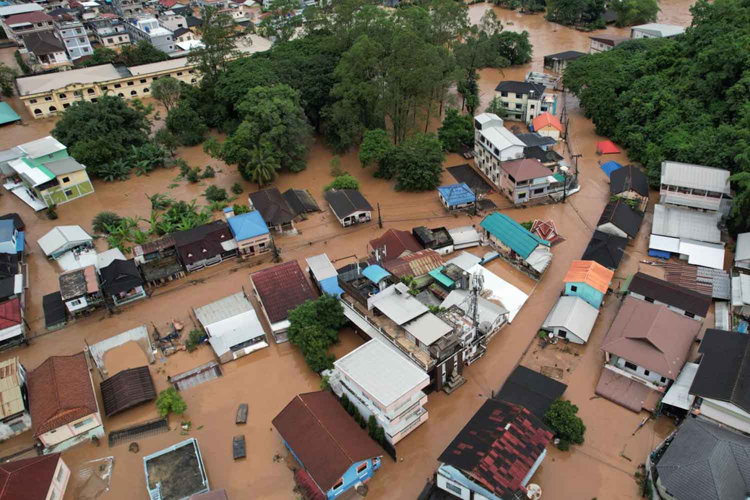 Пробираясь сквозь грязь и наводнения на севере Таиланда