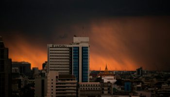 Прогнозируются сильные дожди в 31 провинции, Бангкок находится под угрозой