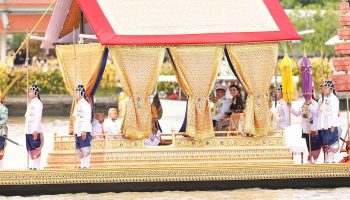 Процессия королевских барж украшает реку Чао Прайя в Бангкоке